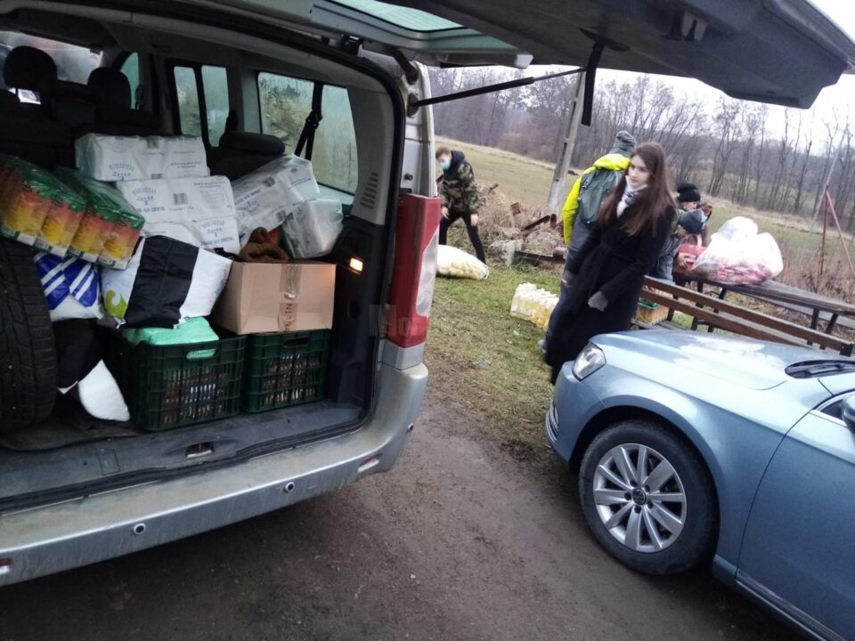 60 de familii necăjite au primit, în prag de sărbători, pachete cu alimente din partea voluntarilor ATOS