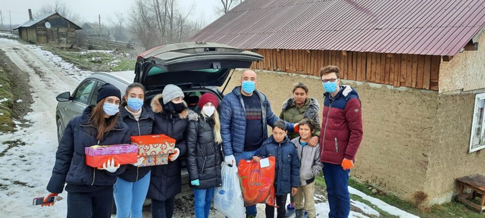 Sute de cadouri, îmbrăcăminte și încălțăminte, împărțite comunităților sărace din județ de voluntari ai Institutului Bucovina