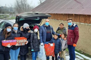 Sute de cadouri, îmbrăcăminte și încălțăminte, împărțite comunităților sărace din județ de voluntari ai Institutului Bucovina Sute de cadouri, îmbrăcăminte și încălțăminte, împărțite comunităților sărace din județ de voluntari ai Institutului Bucovina