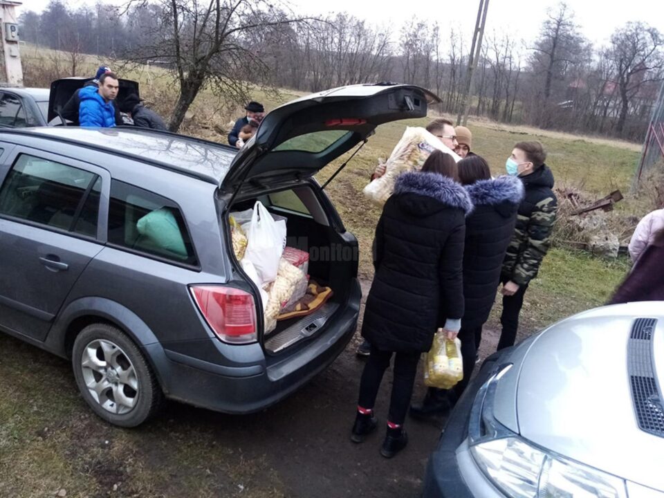 60 de familii necăjite au primit, în prag de sărbători, pachete cu alimente din partea voluntarilor ATOS