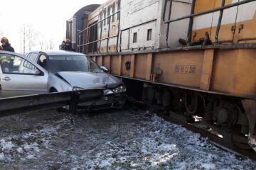 Mașină lovită de trenul Suceava – Putna