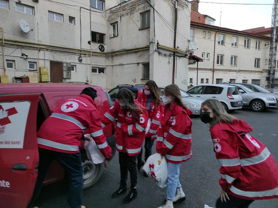 Voluntarii de la Crucea Roșie Suceava au împărțit pachete cu alimente persoanelor nevoiașe din județ
