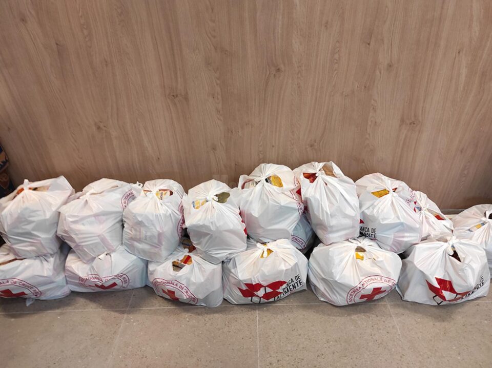 Voluntarii de la Crucea Roșie Suceava au împărțit pachete cu alimente persoanelor nevoiașe din județ