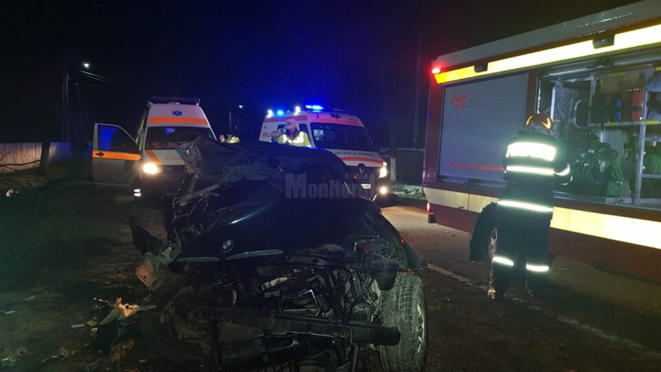 Autoturismul avariat in care se aflau cele doua persoane