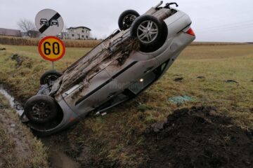 Autoturismul scapat de sub control, rasturnat in santul de langa drum