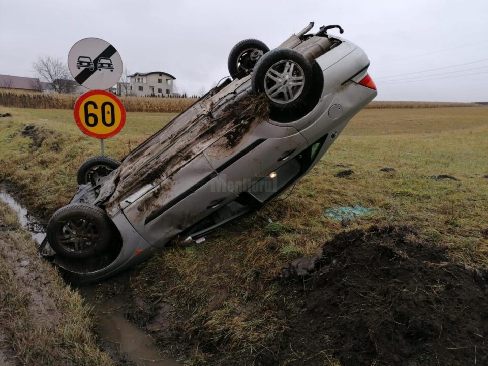 Autoturismul scapat de sub control, rasturnat in santul de langa drum Autoturismul scapat de sub control, rasturnat in santul de langa drum