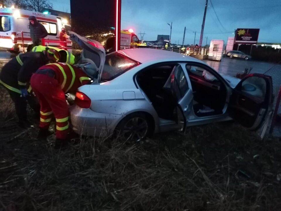 A făcut o depășire imprudentă și a intrat cu BMW-ul în gardul unei firme