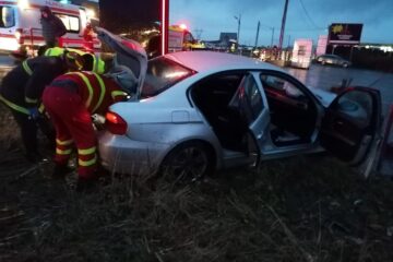 A făcut o depășire imprudentă și a intrat cu BMW-ul în gardul unei firme