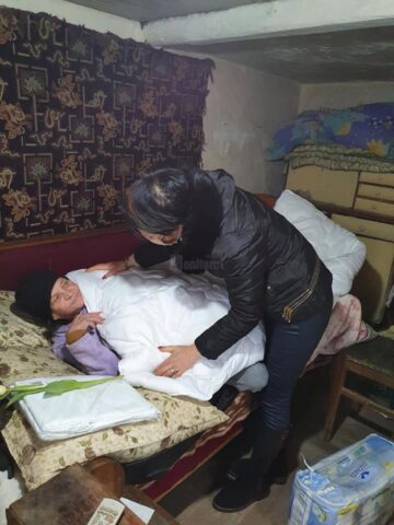 35 de bătrâni din Câmpulung au primit daruri în cadrul campaniei „Bunicii nu sunt singuri de Crăciun”