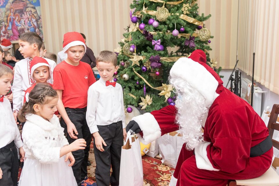 Copiii de la Așezământul „Sf. Leontie” din Rădăuți au pregătit 2.000 de pachete pentru copii și vârstnici nevoiași