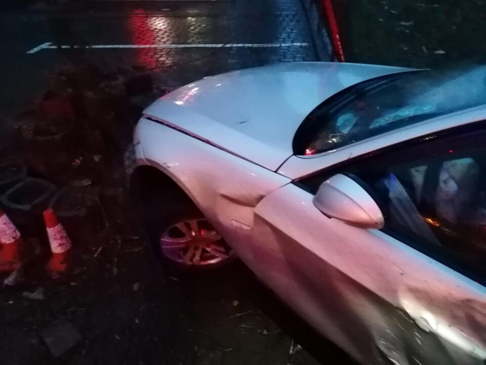 A făcut o depășire imprudentă și a intrat cu BMW-ul în gardul unei firme