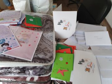 35 de bătrâni din Câmpulung au primit daruri în cadrul campaniei „Bunicii nu sunt singuri de Crăciun”