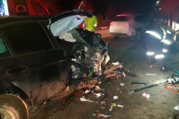 Autoturismul intrat in capul de pod a fost grav avariat, iar femeia de 21 de ani a ramas incarcerata in interior