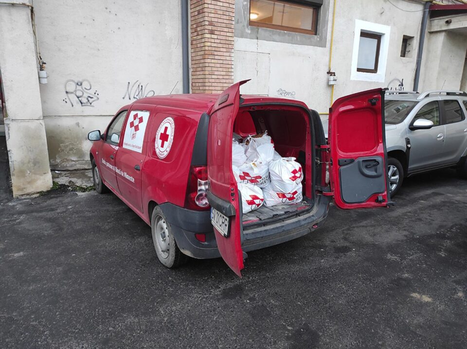 Voluntarii de la Crucea Roșie Suceava au împărțit pachete cu alimente persoanelor nevoiașe din județ