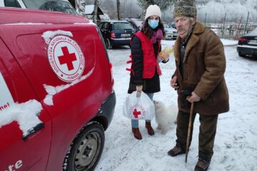Voluntarii de la Crucea Roșie Suceava au împărțit pachete cu alimente persoanelor nevoiașe din județ