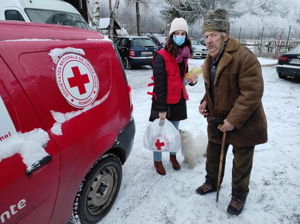 Voluntarii de la Crucea Roșie Suceava au împărțit pachete cu alimente persoanelor nevoiașe din județ