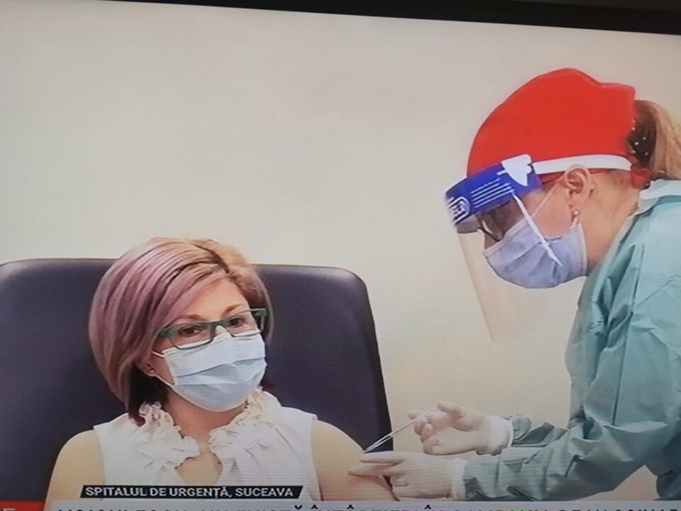 Dr. Monica Terteliu, primul medic din Spitalul Suceava vaccinat anti-Covid. Foto TVR