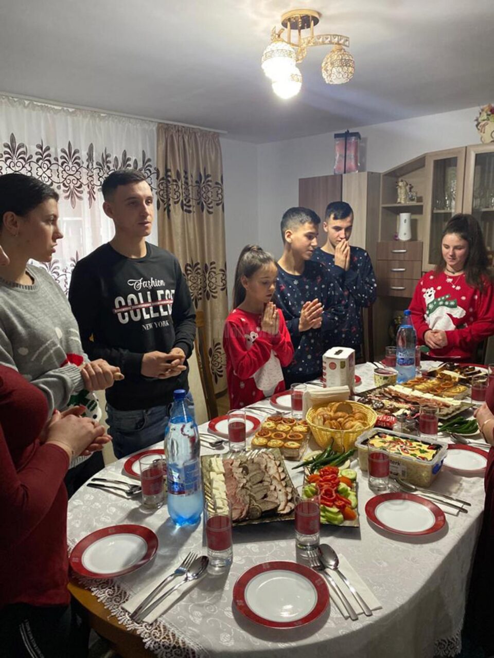 Mai mulți frați s-au mutat de Crăciun în casă nouă, după un lung șir de suferințe
