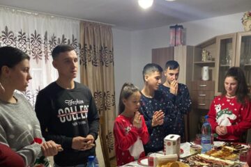 Mai mulți frați s-au mutat de Crăciun în casă nouă, după un lung șir de suferințe