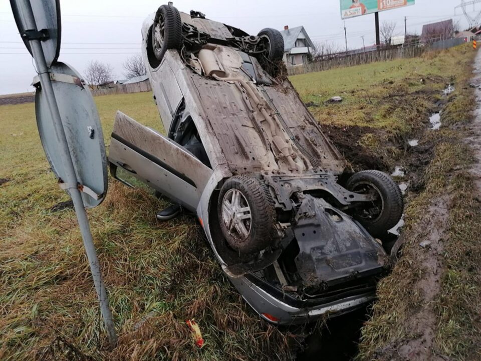 Autoturismul s-a răsturnat într-un șanț de la marginea șoselei