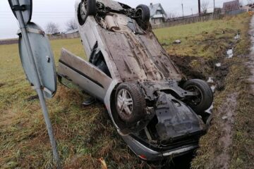 Autoturismul s-a răsturnat într-un șanț de la marginea șoselei