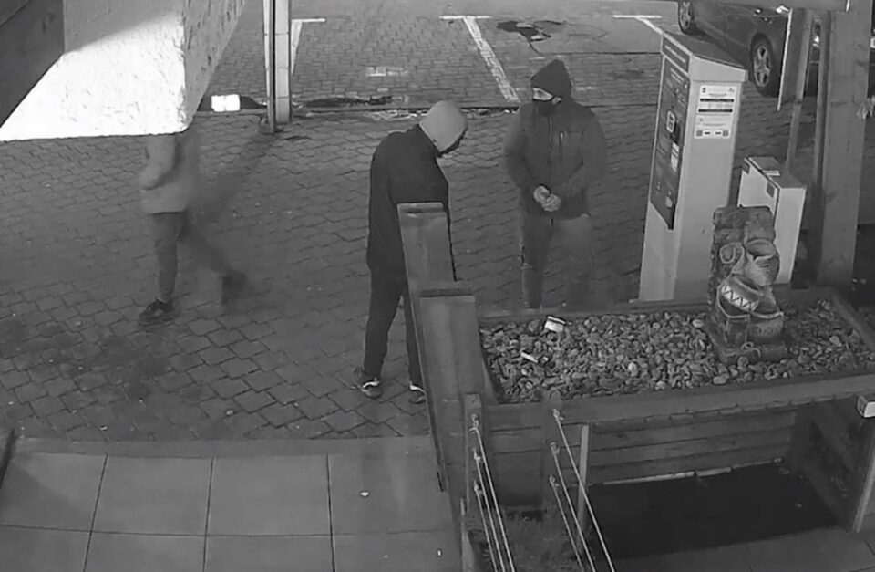 Acțiunile celor trei au fost surprinse pe camerele video de supraveghere ale municipalității