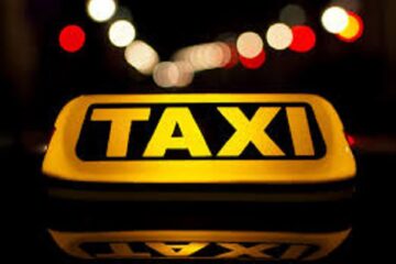 Bătaie între un taximetrist și clientul din mașină