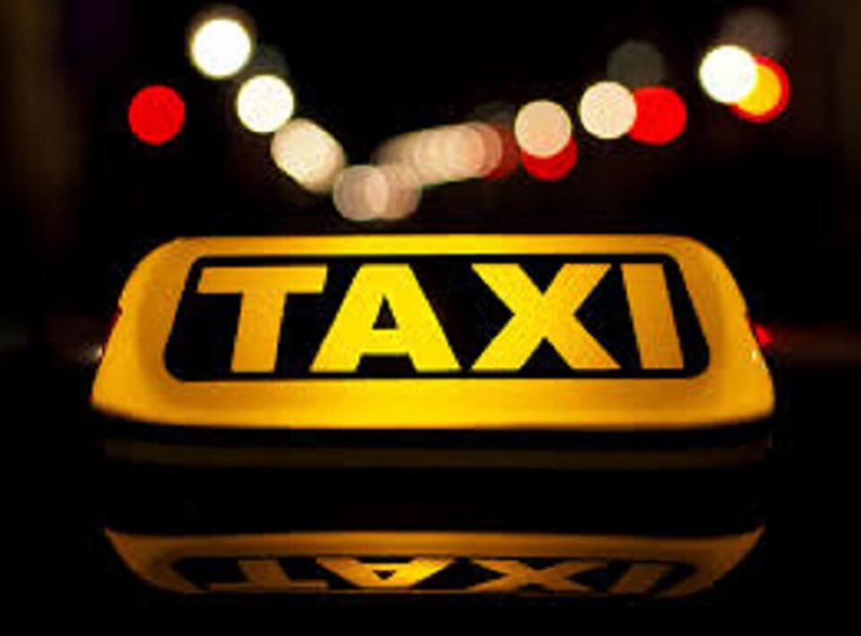 Bătaie între un taximetrist și clientul din mașină