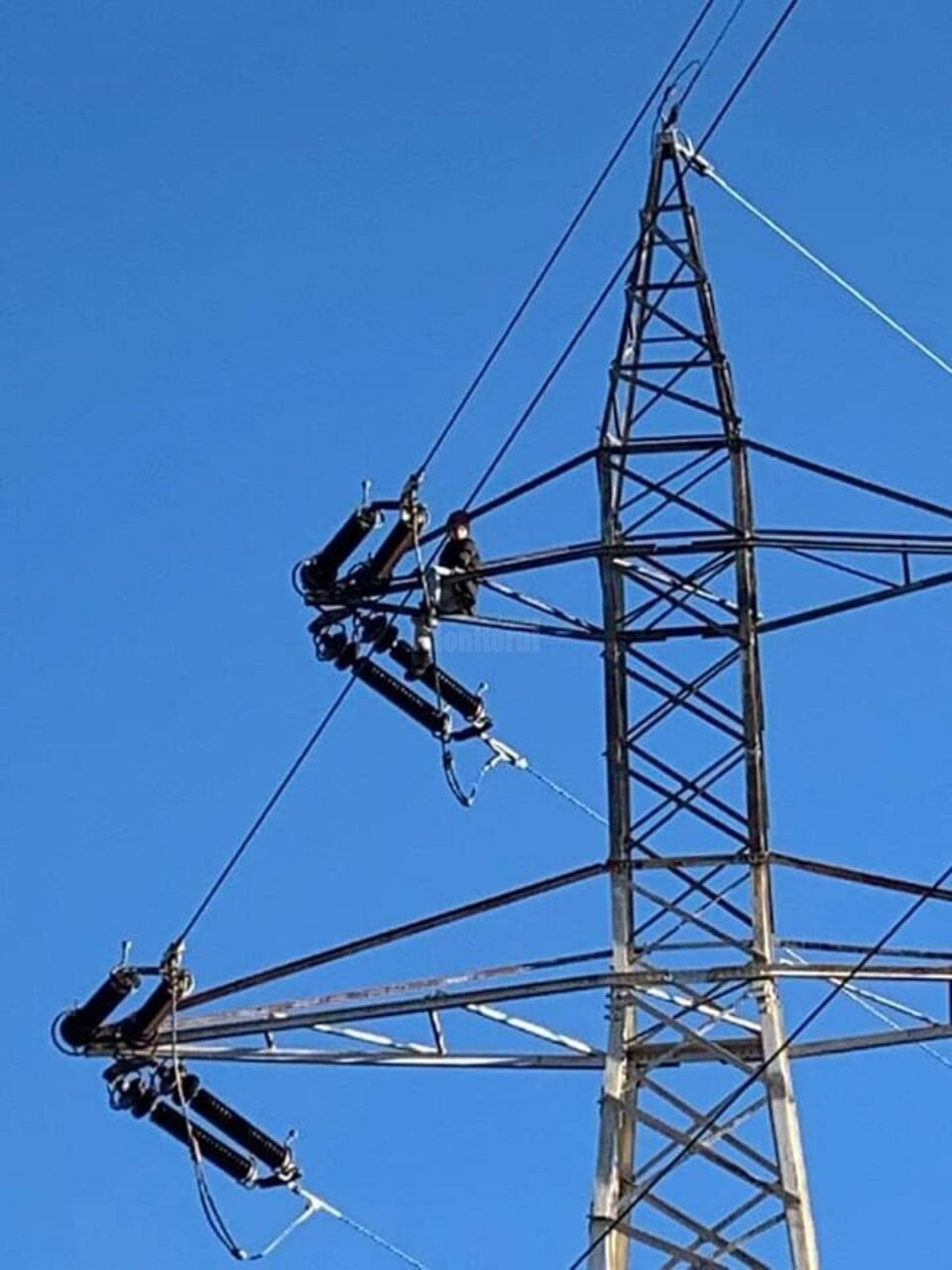 S-a urcat pe un stâlp de înaltă tensiune, la 50 m înălțime, să admire Suceava de sus S-a urcat pe un stâlp de înaltă tensiune, la 50 m înălțime, să admire Suceava de sus