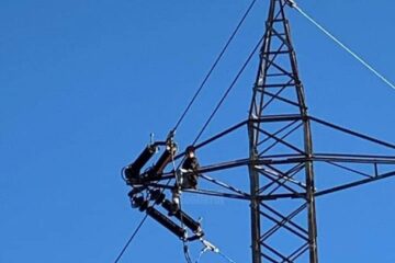 S-a urcat pe un stâlp de înaltă tensiune, la 50 m înălțime, să admire Suceava de sus