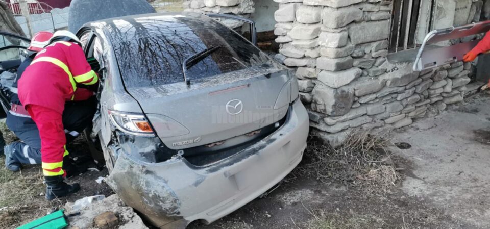 Pompierii au intervenit pentru descarcerarea unei victime din interiorul mașinii