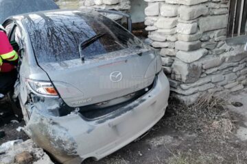 Pompierii au intervenit pentru descarcerarea unei victime din interiorul mașinii