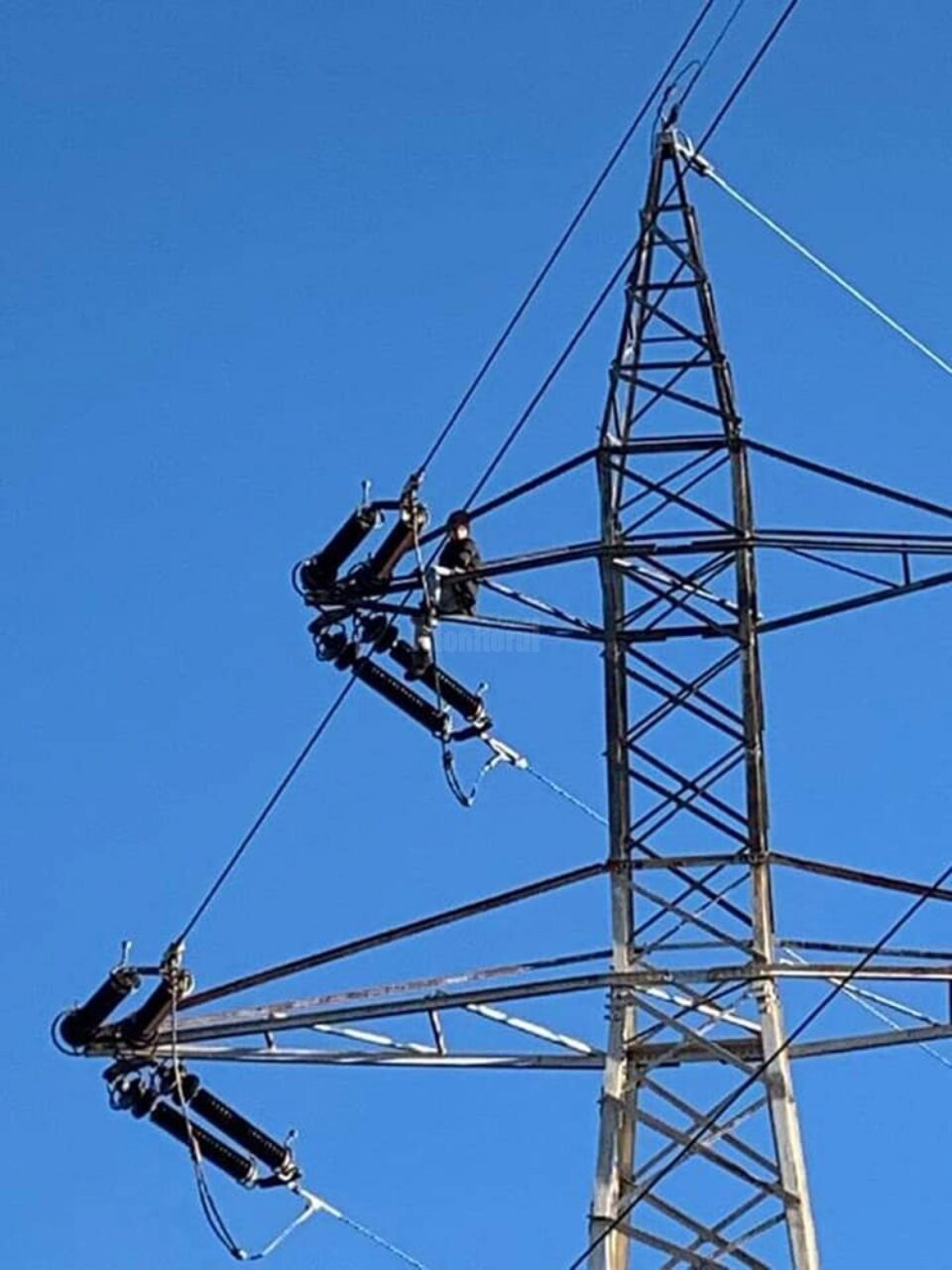 Tânărul cocoțat pe stâlp