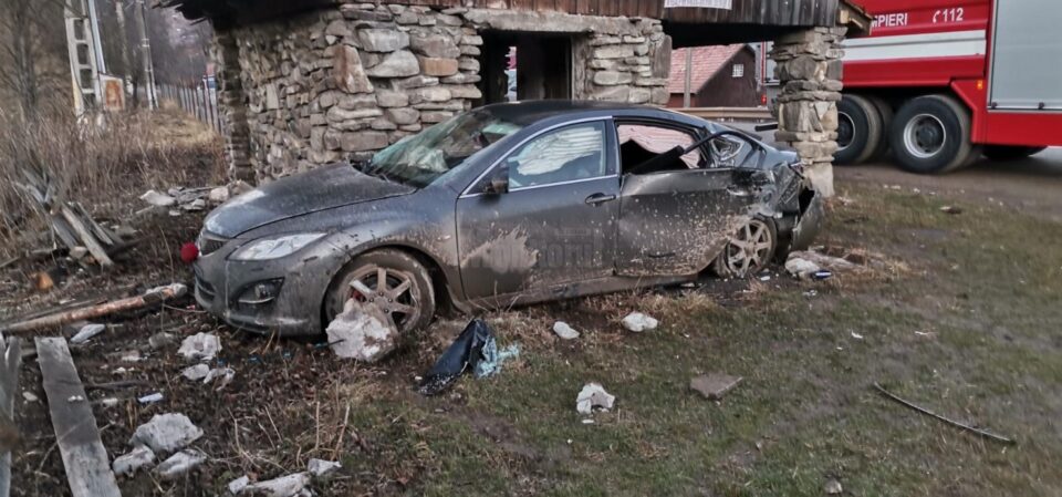 Trei persoane rănite din autoturismul implicat au fost transportate la spital
