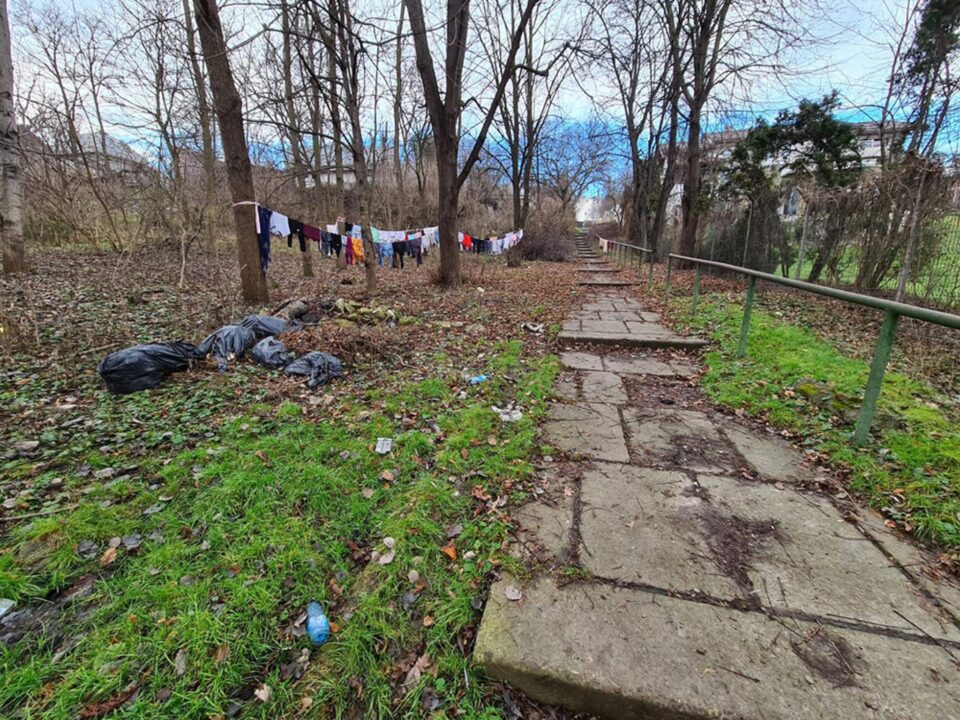 Un colț al parcului Șipote, ”rezervat” de romii din zonă pentru a-și usca hainele