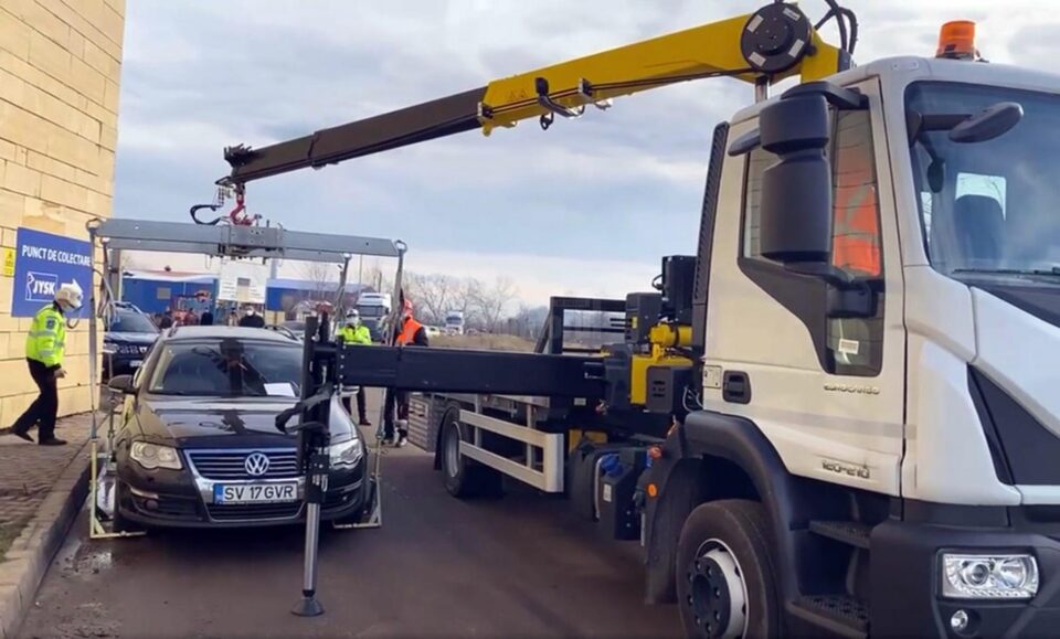 Ridicarea mașinilor parcate pe ruta alternativă de circulație spre zona comercială a Sucevei