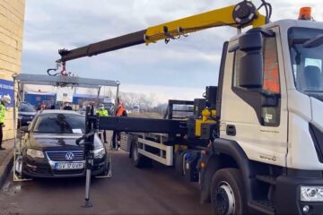 Ridicarea mașinilor parcate pe ruta alternativă de circulație spre zona comercială a Sucevei
