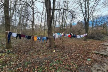 Haine puse la uscat în parcul Șipote