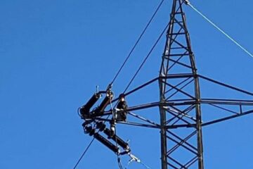 S-a urcat pe un stâlp de înaltă tensiune, la 50 m înălțime, să admire Suceava de sus