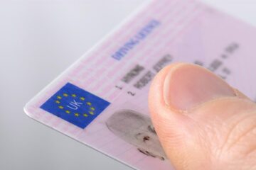 La volan cu un permis emis în Marea Britanie, fără drept de circulație pe drumurile publice