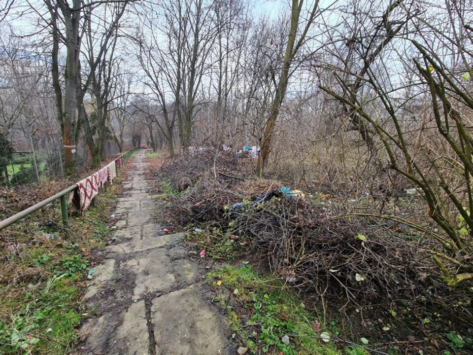 Balustrada de protecție, folosită pentru uscatul covoarelor
