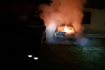 Autoturismul cuprins de flacari a ars aproape in totalitate