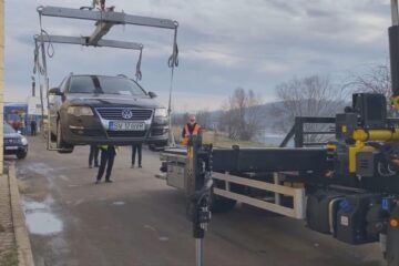 Poliția Locală a început ridicarea mașinilor parcate pe ruta alternativă de circulație spre zona comercială a Sucevei