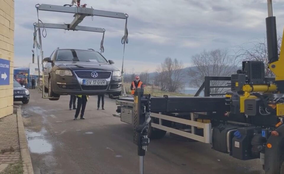 Poliția Locală a început ridicarea mașinilor parcate pe ruta alternativă de circulație spre zona comercială a Sucevei Poliția Locală a început ridicarea mașinilor parcate pe ruta alternativă de circulație spre zona comercială a Sucevei