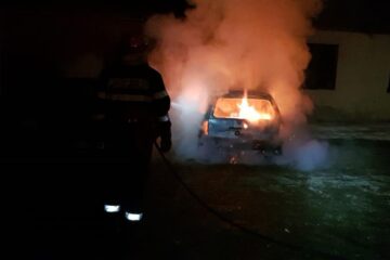 Autoturism incendiat vineri seara, pe un imaș din comuna Bălăceana