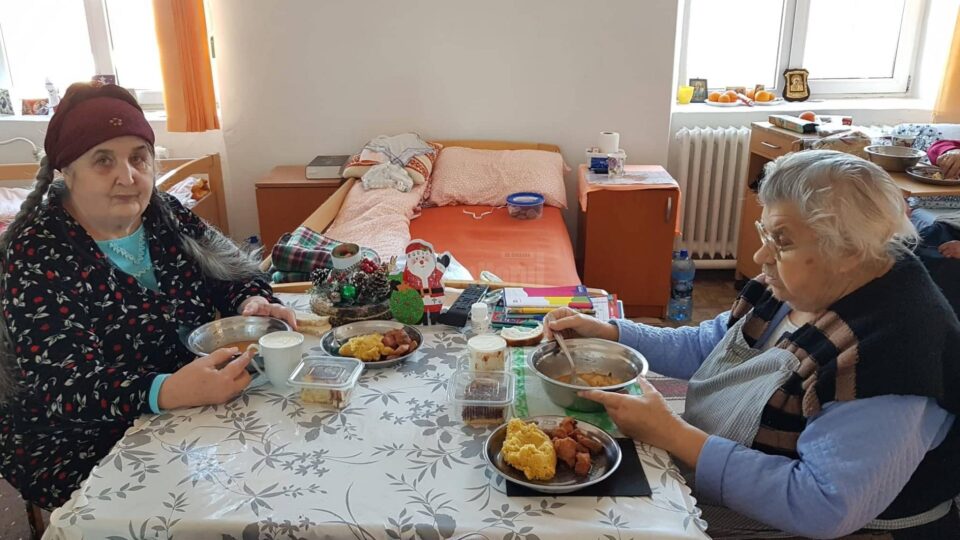 „Bunicii” de la Căminul pentru Persoane Vârstnice Solca au avut parte și în acest an de „pomana porcului”