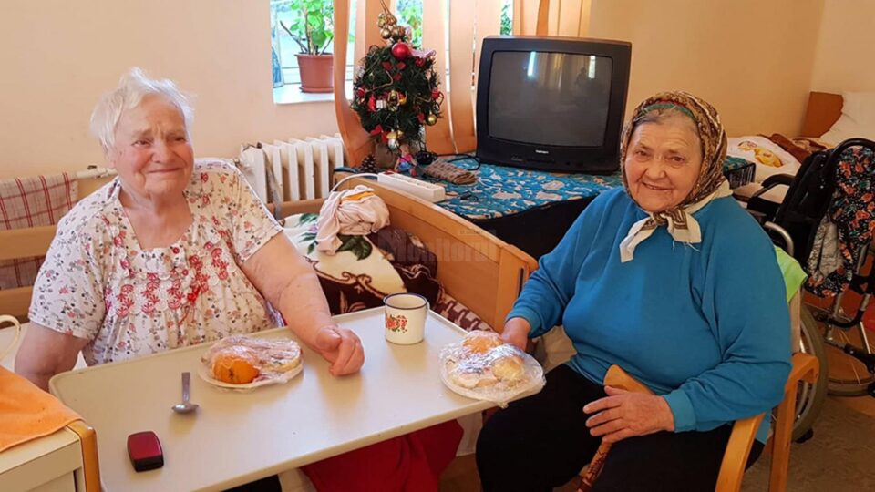 „Bunicii” de la Căminul pentru Persoane Vârstnice Solca au avut parte și în acest an de „pomana porcului”