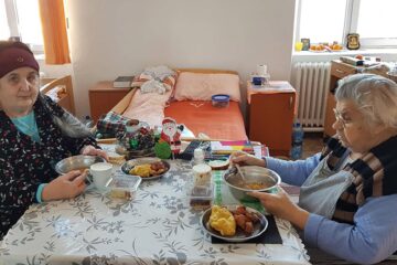 „Bunicii” de la Căminul pentru Persoane Vârstnice Solca s-au bucurat și în acest an de „pomana porcului”