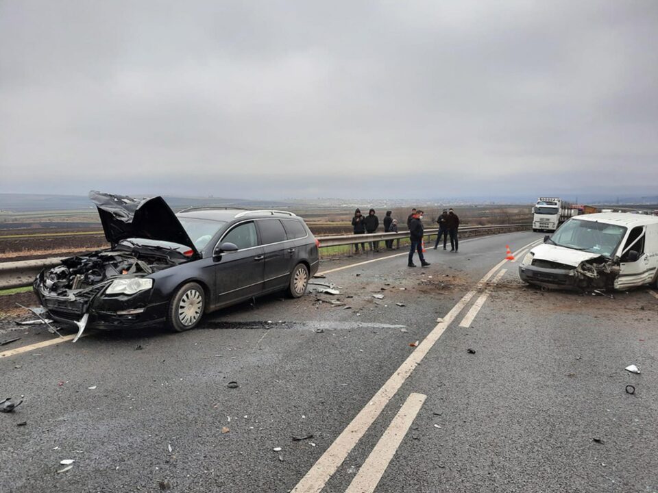Două persoane au ajuns la spital după un accident cu trei mașini, pe șoseaua de centură
