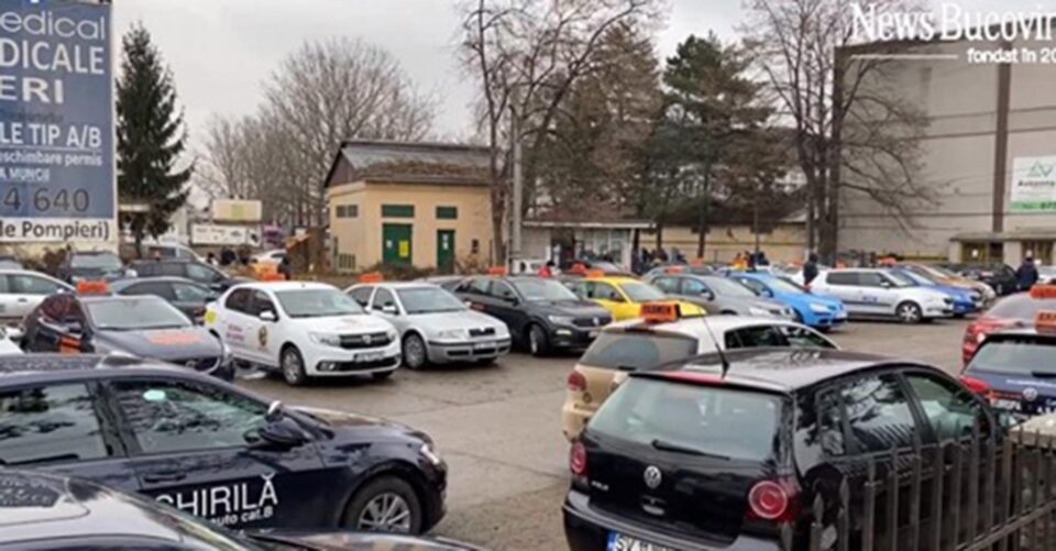 Zeci de persoane au așteptat în zadar să susțină proba practică pentru obținerea permisului de conducere. Foto: www.newsbucovina.ro Zeci de persoane au așteptat în zadar să susțină proba practică pentru obținerea permisului de conducere. Foto: www.newsbucovina.ro